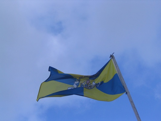 De vlag van Sao Miguel tijdens een wandelvakantie op eiland Sao Miguel op de Azoren