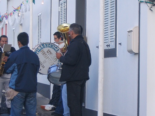 Muzikanten tijdens huwelijksceremonie tijdens een wandelvakantie op eiland Sao Miguel op de Azoren