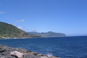 Noordkust bij Ponta Delgado tijdens wandelvakantie op Portugees eiland Sao Miguel op de Azoren