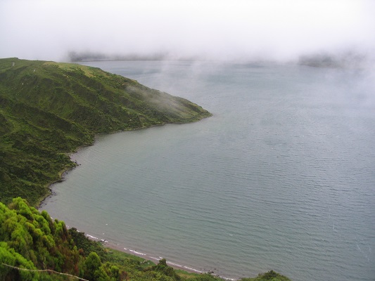 Mist boven Sete Cidades tijdens een wandelvakantie op eiland Sao Miguel op de Azoren