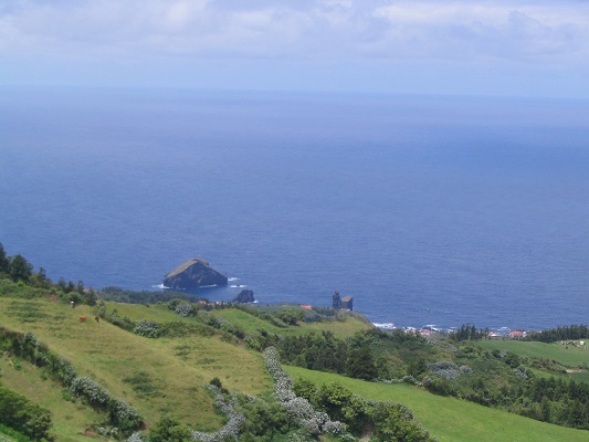 Kust en Atlantische Oceaan bij Sete Cidades tijdens een wandelvakantie op eiland Sao Miguel op de Azoren
