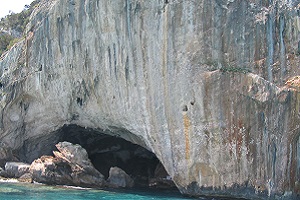 Grotten bij Calagonone op Italiaans eiland Sardinië