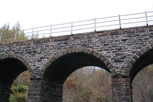 Oud viaduct bij Crainlarich tijdens wandelreis over de West Highland Way in Schotland