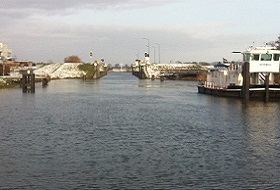 Burgemeester Deelenkanaal in Macharen tijdens wandeling langs vijf Maaspontjes van Alem naar Megen.
