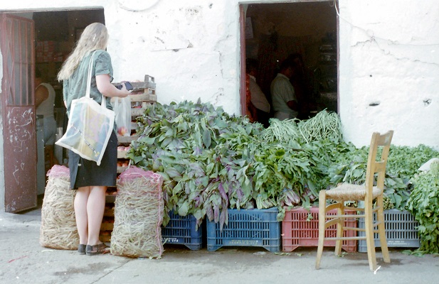 Verkoop groenten op Mani tijdens wandelreis in Griekenland