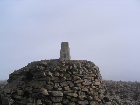 Op de top van de Ben Nevis tijdens een wandelreis over de West Higland Way in Schotland