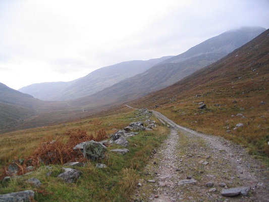 Landweg door de bergen tijdens een wandelreis over de West Higland Way in Schotland