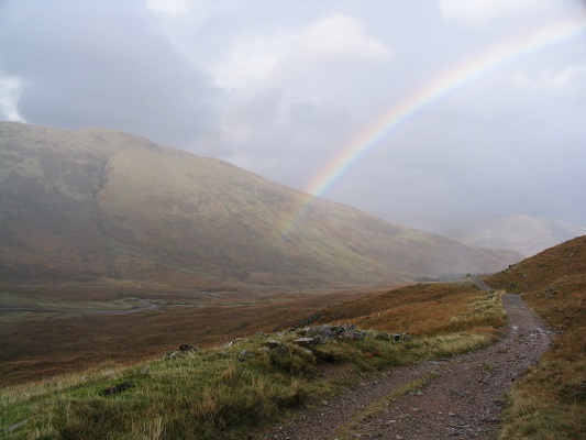 Regenboog boven de hooglanden bij Kinlochleven tijdens een wandelreis over de West Higland Way in Schotland