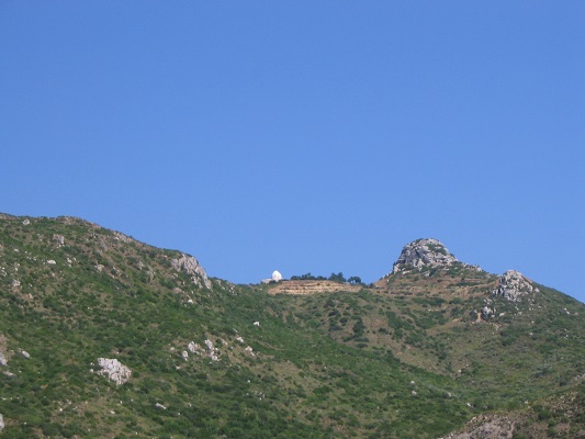Kerkje op top berg in Skoposmassief tijdens wandelvakantie op Grieks eiland Zakynthos