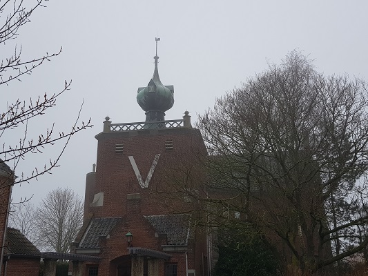 Kerk in Dinteloord tijdens een wandeling over het Zuiderwaterliniepad van Dinteloord naar Willemstad