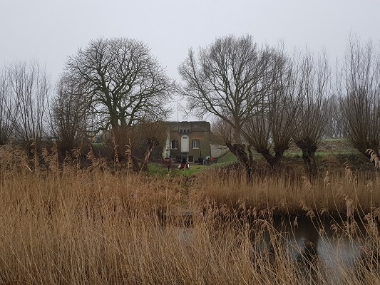 Fort de Hel bij Helwijk tijdens een wandeling over het Zuiderwaterliniepad van Dinteloord naar Willemstad