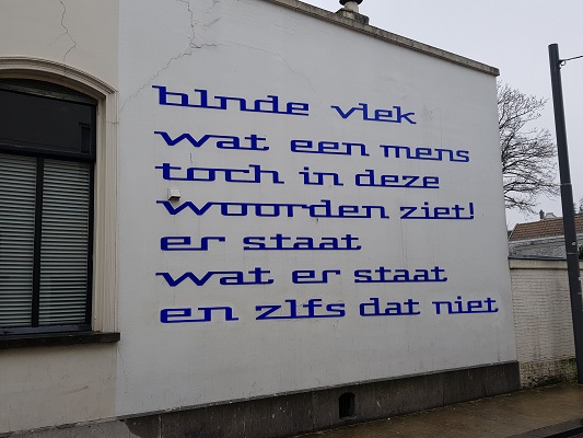 Kunstwerk Plekgedicht tijdens wandeling Kort rondje Kunst in Tilburg van Brabant Vertelt