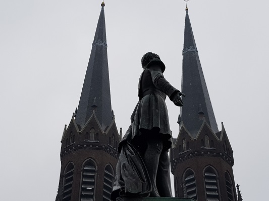 Kunstwerk Monument Koning Willem II tijdens wandeling Kort rondje Kunst in Tilburg van Brabant Vertelt