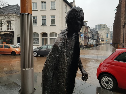 Kunstwerk De lopende Man tijdens wandeling Kort rondje Kunst in Tilburg van Brabant Vertelt