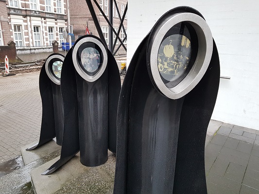 Kunstwerk De brug van weleer tijdens wandeling Zusters van Staal in Tilburg van Brabant Vertelt