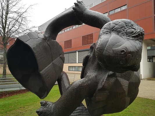 Kunstwerk Dansende Schildpadden tijdens wandeling Kort rondje Kunst in Tilburg van Brabant Vertelt