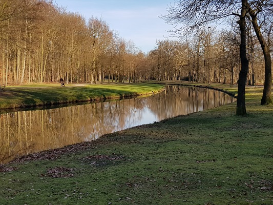 Landschapspark in Engelse stijl op landgoed Groeneveld tijdens een NS-wandeling Landgoed Groeneveld van Baarn naar Hilversum