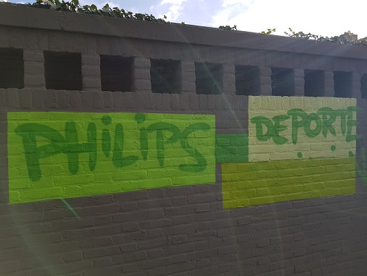 Muurschildering Philips tijdens een wandeling over het Philipspad van Gegarandeerd Onregelmatig in Eindhoven