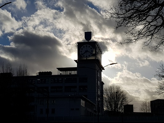 Klokgebouw Strijp-S in Eindhoven tijdens een wandeling over het Philipspad van Gegarandeerd Onregelmatig in Eindhoven