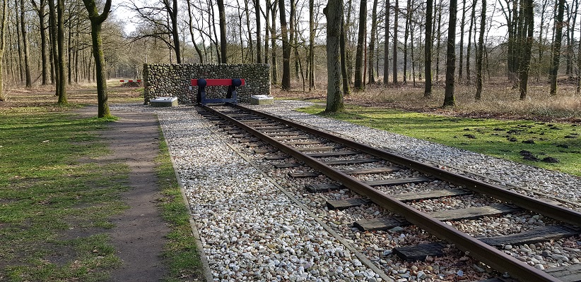 Spoorlijn Kamp Westerbork op wandeling over het Roots Natuurpad van Papenvoort naar Hooghalen