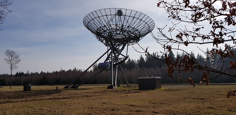 Telescoop Sterrenwacht Westerbork op wandeling over het Roots Natuurpad van Papenvoort naar Hooghalen