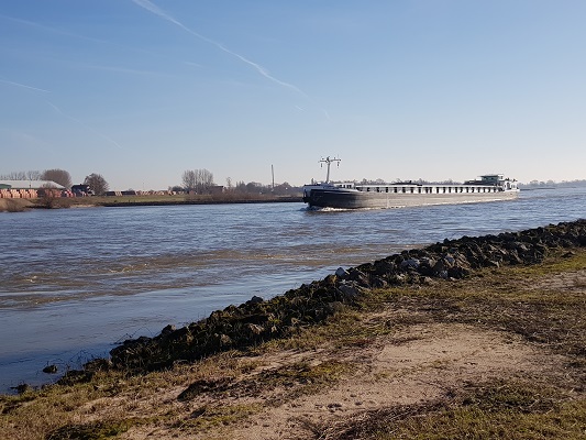 Scheepvaart op Pannerdens Kanaal tijdens wandeling Trage Tocht in Doornenburg