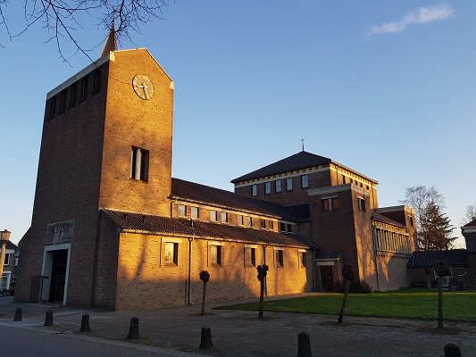 Kerk Pannerden tijdens wandeling Trage Tocht in Doornenburg