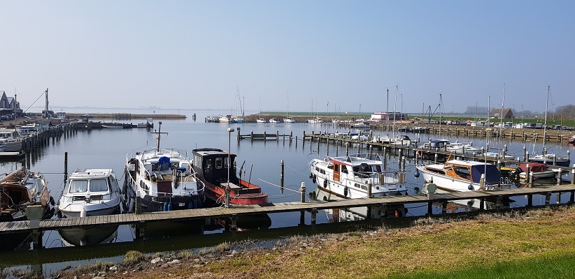 Wandelen over het Noord-Hollandpad van Nieuwesluis naar Den Oever bij de haven van De Haukes