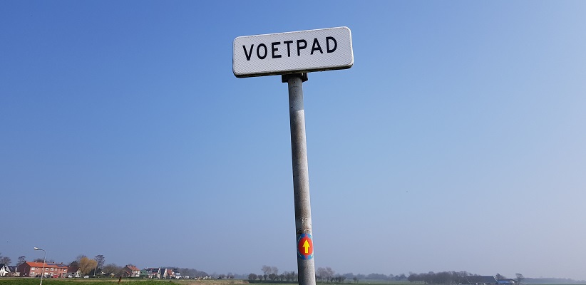 Wandelen over het Noord-Hollandpad van Nieuwesluis naar Den Oever over voetpad in Haukes