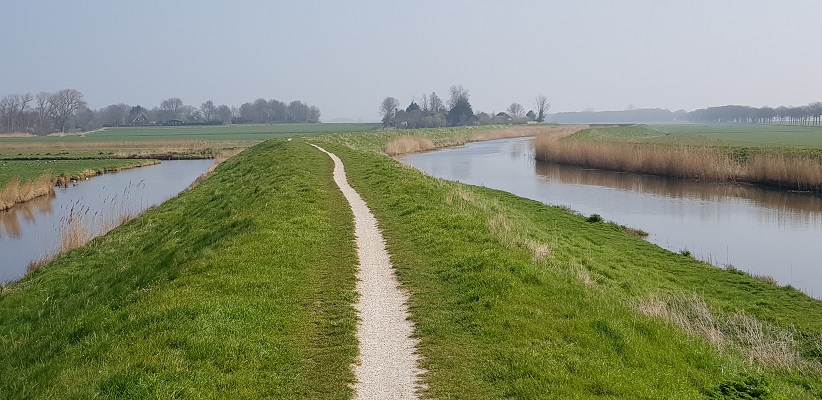 Wandelen over het Noord-Hollandpad van Nieuwesluis naar Den Oever over voetpad op dijk langs Amstelmeerkanaal