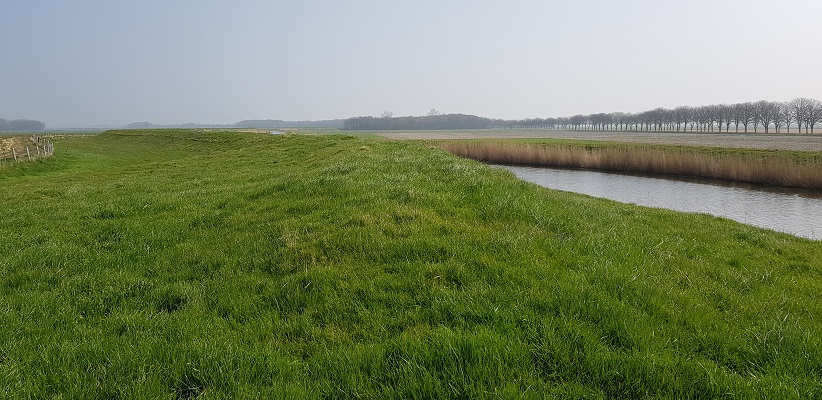 Wandelen over het Noord-Hollandpad van Nieuwesluis naar Den Oever over dijk langs het Amstelmeerkanaal
