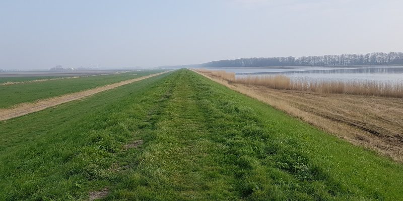 Wandelen over het Noord-Hollandpad van Nieuwesluis naar Den Oever op de dijk langs het Waardkanaal
