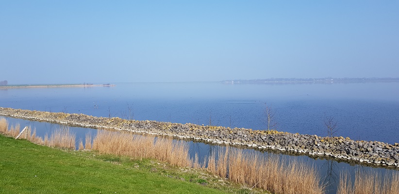 Wandelen over het Noord-Hollandpad van Nieuwesluis naar Den Oever langs het Amstelmeer