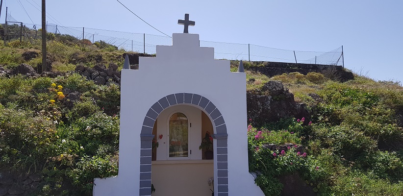 Wandeling op Canarisch Eiland La Gomera van Arure naar Las Hayas bij wegkapel