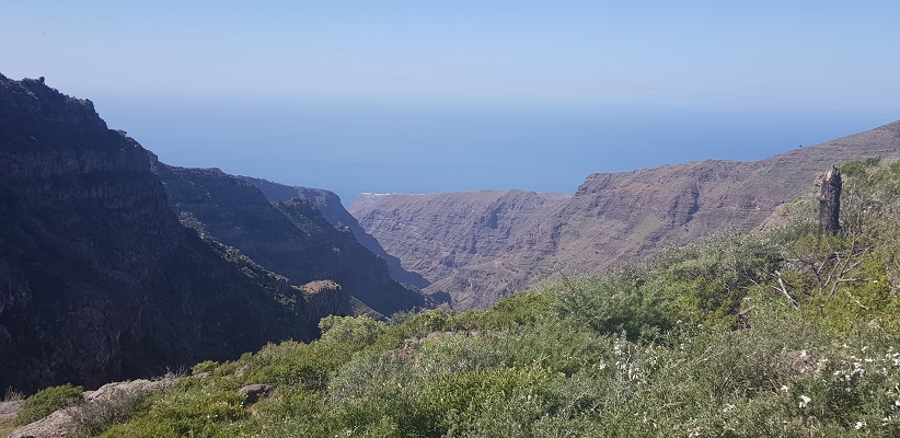 Wandeling op Canarisch Eiland La Gomera van Nationaal Park Garajonay naar Chipude bij barranco Erque