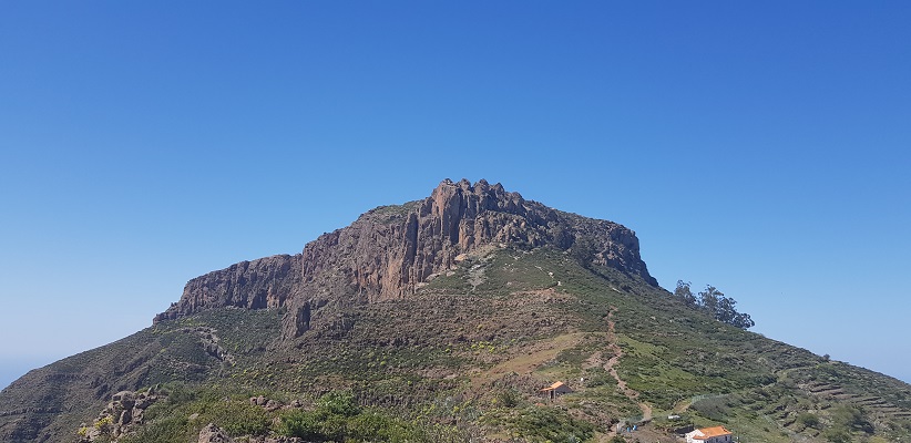 Wandeling op Canarisch Eiland La Gomera van Nationaal Park Garajonay naar Chipude bij tafelberg La Fortaleza