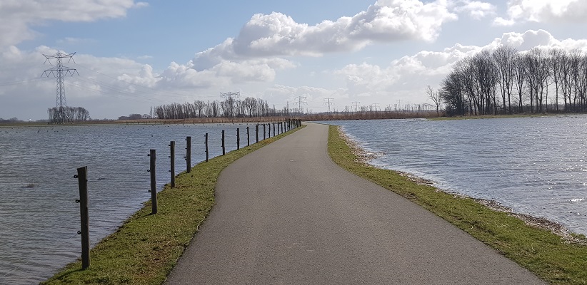 Wandelen over het vernieuwde Waterliniepad door de Noordwaard polder