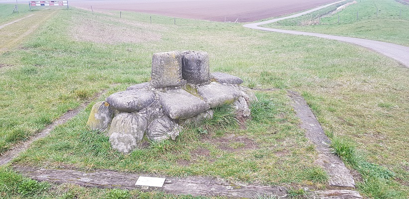 Monument dijkwerken langs de Donge op een wandeling over de Zuiderwaterlinie van Oosterhout via Geertruidenberg naar Hooipolder