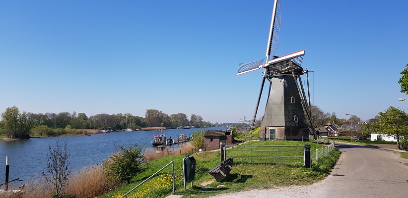 Wandeling over Klompenpad Hamarithapad bij Nederhemert bij molen Gebr. Remmerde