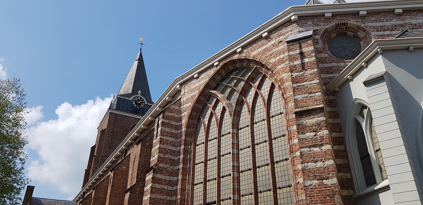 Wandelen over het Romeinse Limespad van Driebruggen naar Woerden bij de Petruskerk in Woerden