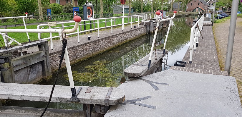 Wandelen van Harmelen naar Woerden over het Romeinse Limespad bij sluis in de Oude Rijn