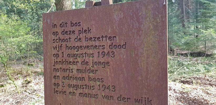 Wandelen langs het Westerborkpad bij monument Spaarbankbos
