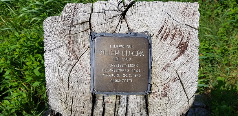 Wandelen langs het Westerborkpad bij herinneringsplaquette verzetstrijder Willem Dijkema