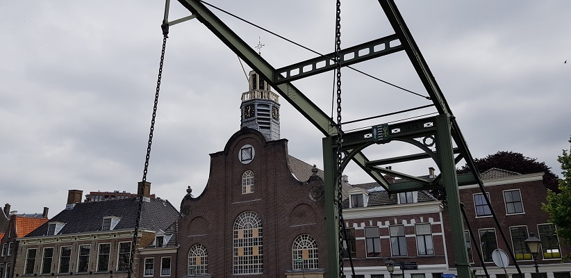 NS-wandeling Rotterdam Maasstad bij kerk en ophaalbrug in Delfshaven