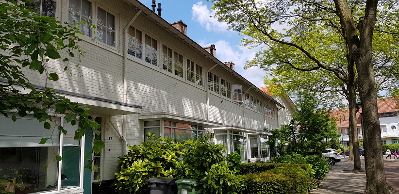 Wandeling van Gegarandeerd Onregelmatig over het Parkstadpad van Wandelen buiten de binnenstad van EIndhoven in het Witte dorp van Dudok