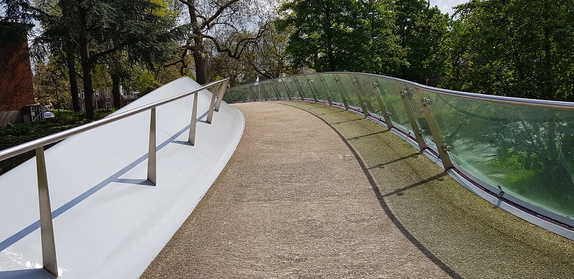 Wandeling van Gegarandeerd Onregelmatig over het Parkstadpad van Wandelen buiten de binnenstad van Eindhoven over brug over de Dommel