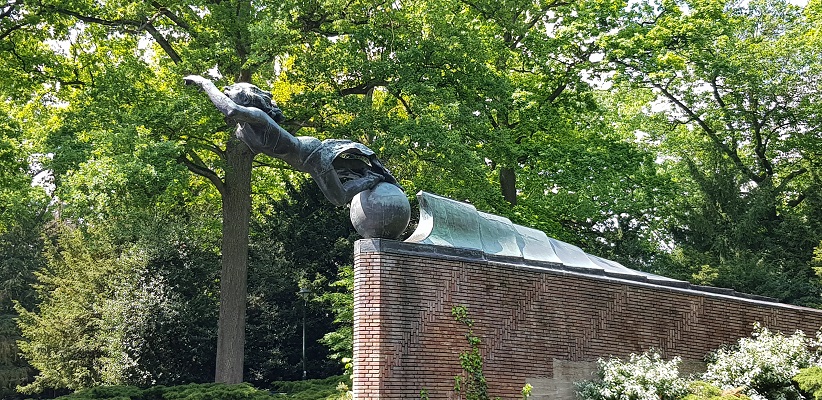 Wandeling van Gegarandeerd Onregelmatig over het Parkstadpad van Wandelen buiten de binnenstad van EIndhoven bij het Radiomonument in het Stadspark