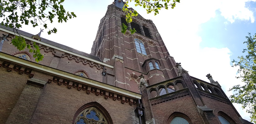 Wandeling van Gegarandeerd Onregelmatig over het Parkstadpad van Wandelen buiten de binnenstad van EIndhoven bij de Sint Joriskerk in Stratum