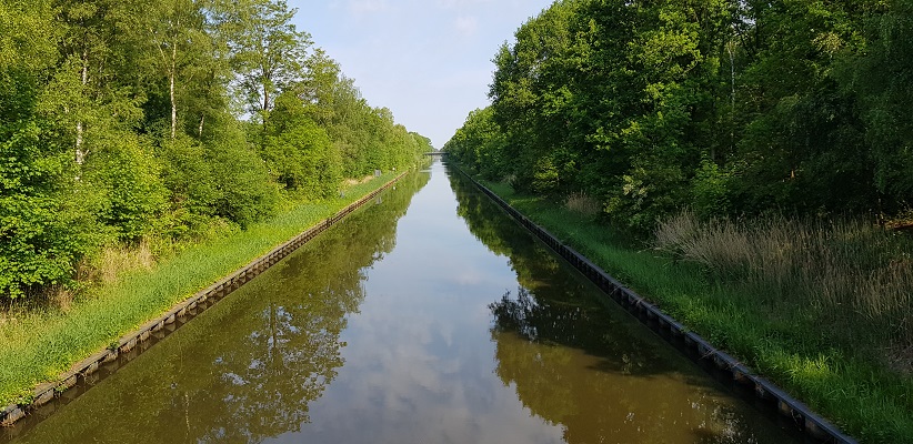 Wandelen buiten de binnenstad van Eindhoven over het Batapad bij het Beatrixkanaal