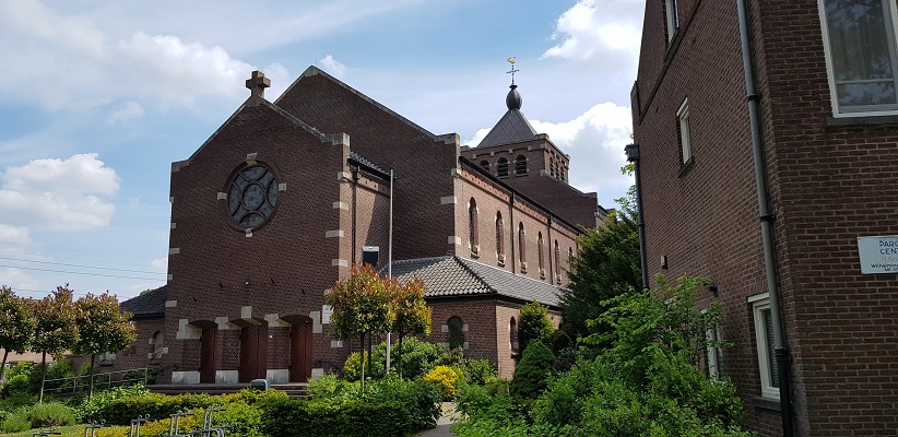 Wandelen buiten de binnenstad van Eindhoven over het Batapad bij de Heilige Antoniuskerk in Best